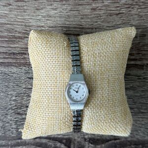 Vintage Pulsar Silver Tone Watch Women's V230-0170 ( Needs a battery)